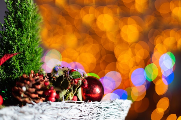 Photo a closeup view of a christmas reed during the ongoing christmas season and the flickering bokeh of christmas tree lights in the background