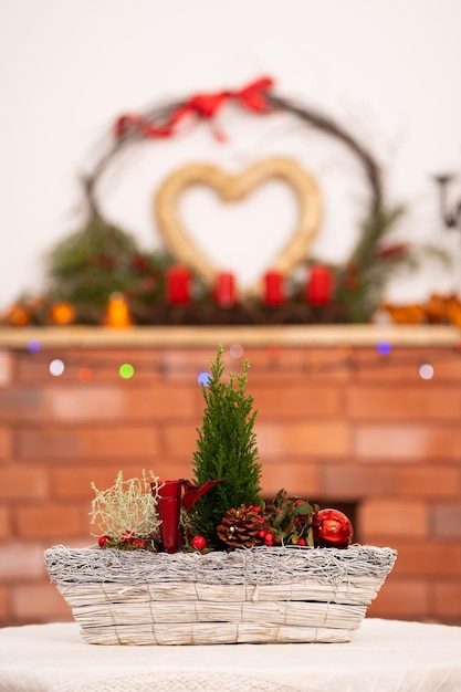 Photo a closeup view of a christmas reed referring to christmas in the background a fireplace with a large heartshaped decoration