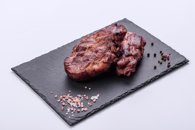 테이블에 제공되는 맛있는 구운 쇠고기 메달리온의 근접 촬영 보기