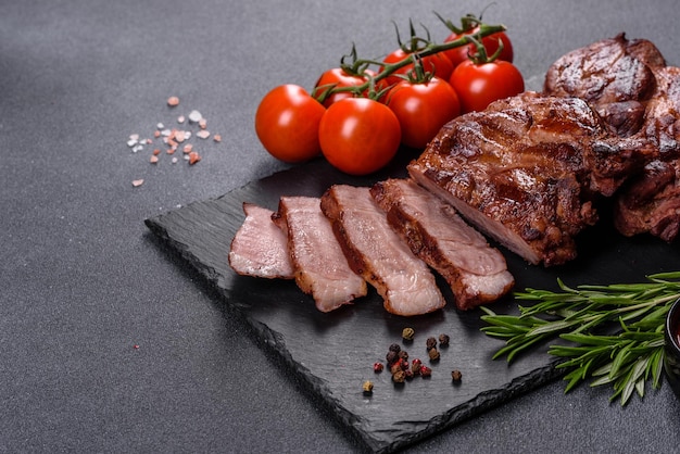 테이블에 제공되는 맛있는 구운 쇠고기 메달리온의 근접 촬영 보기