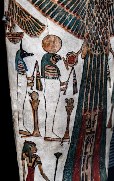 Photo closeup view of an egyptian coffin with vibrant paintings