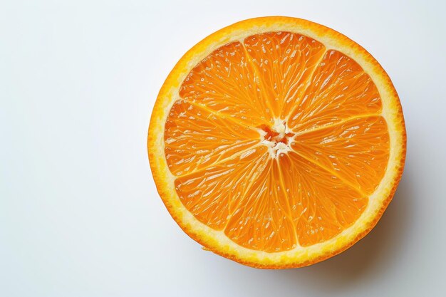 白い背景に半分孤立したジューシーオレンジのクローズアップビュー この画像は活気のあるオレンジを展示しています