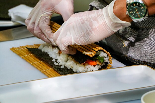 사진 손으로 만든 아시아 한국 음식인  (kimbap) 의 근접 사진