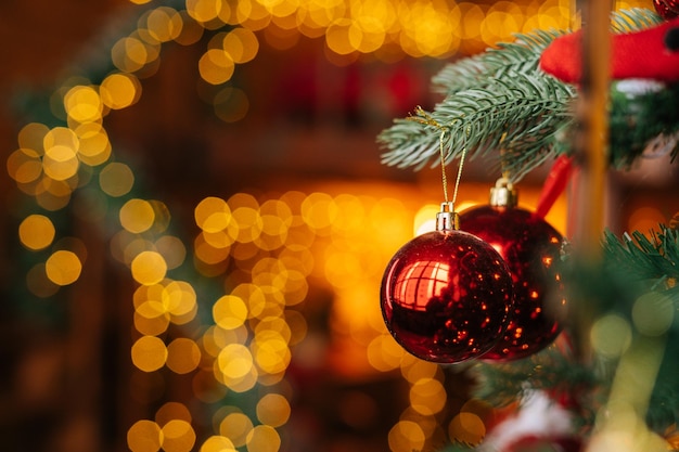 照片特写视图的红球漂亮的圣诞树背景模糊的灯光