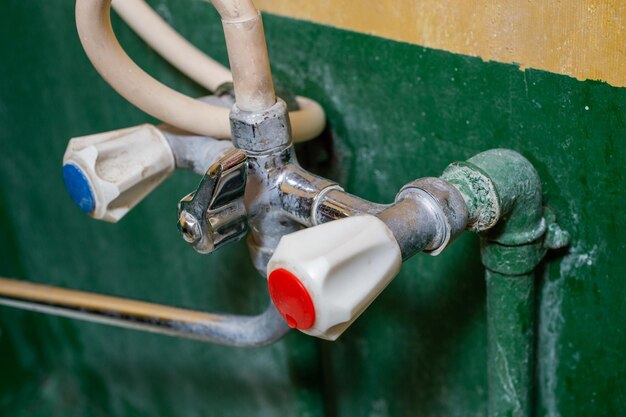 Una vista del primo piano della vecchia messa a fuoco russa del rubinetto dell'acqua cromata macchiata sul primo piano