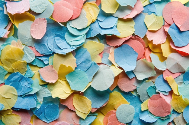 Близкий взгляд на яркий ассортимент бумажных сердец, расположенных в куче, отображающих различные цвета и узоры Конфети, сделанные из переработанной бумаги