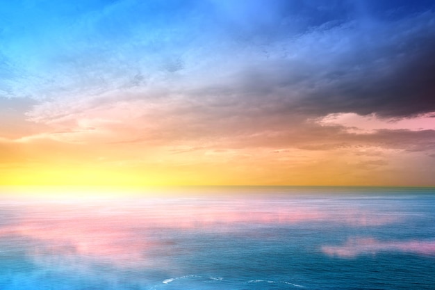 Vista ingrandita delle onde d'acqua sul lago con sfondo drammatico del cielo