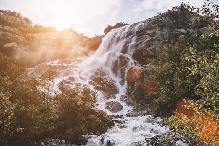 Photo closeup view waterfall scenes in mountains, national park dombai, caucasus, russia, europe. summer landscape, sunshine weather, dramatic blue sky and sunny day