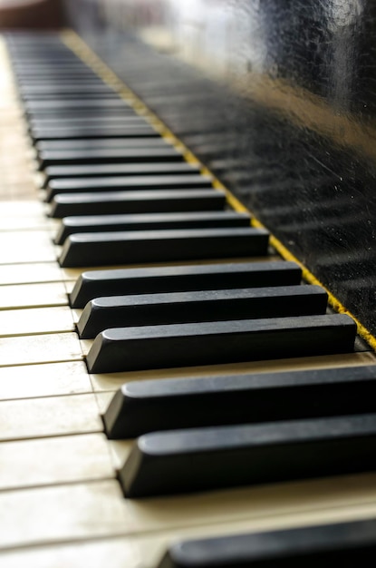 Primo piano dei tasti del pianoforte d'epoca.