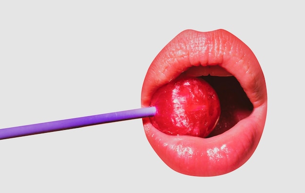 Closeup vrouwelijke lippen met roze lipgloss houden in mond rode lolly snoep Lollipop lippen vrouw gezicht geïsoleerd op wit