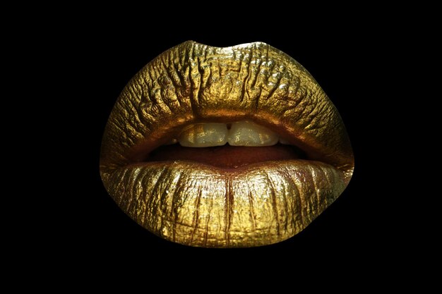 Closeup vrouwelijke mollige lippen met gouden kleur make-up gouden glitter cosmetische glans kerststijl voor s