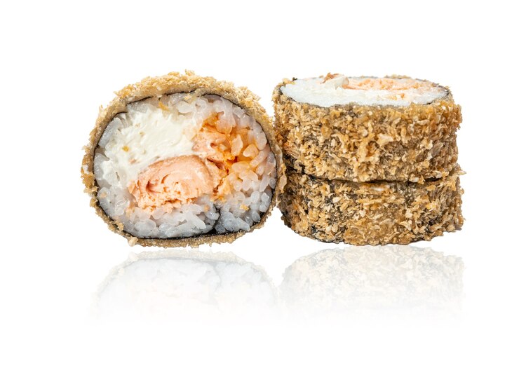Closeup warm gebakken sushi roll met gebakken zalm geïsoleerd op een witte achtergrond met reflectie sushi