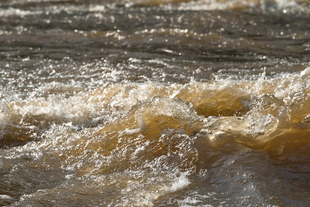 Крупный план всплеска воды на каскаде, Быстрая проточная вода