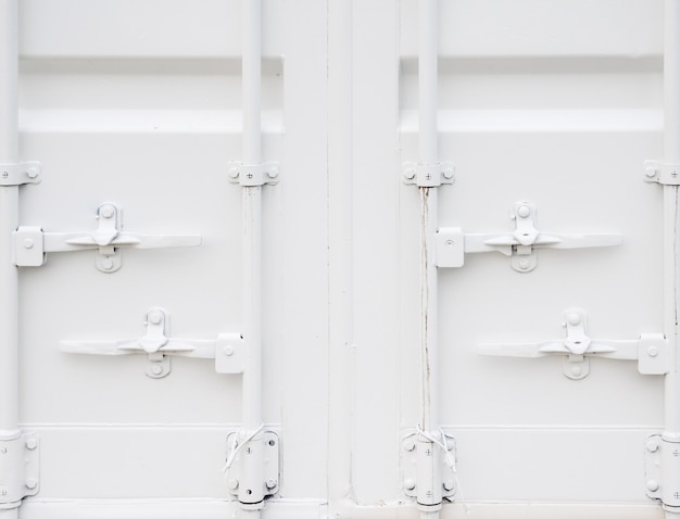 Photo closeup of the white container box.