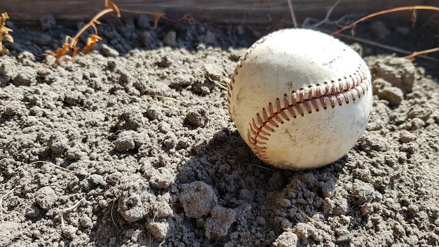 クローズアップ白い革の織り目加工の野球ボールと赤い縫い目。スタジアム外のボールホームランコンセプト。