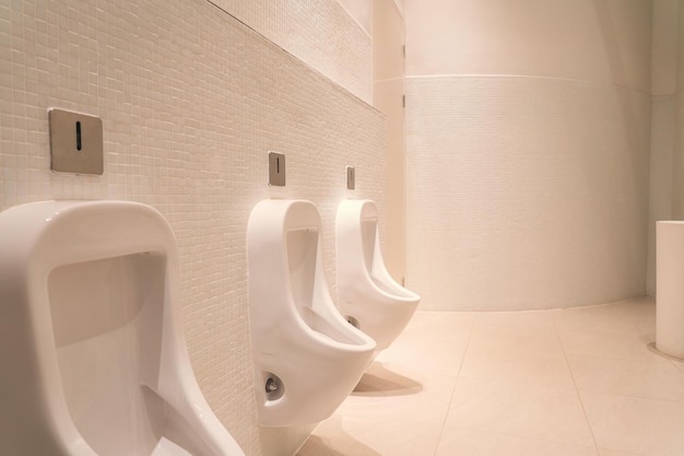 사진 남자 화장실에 있는 백색 세라 ⁇  화장실의 클로즈업 백색 화장실 디자인