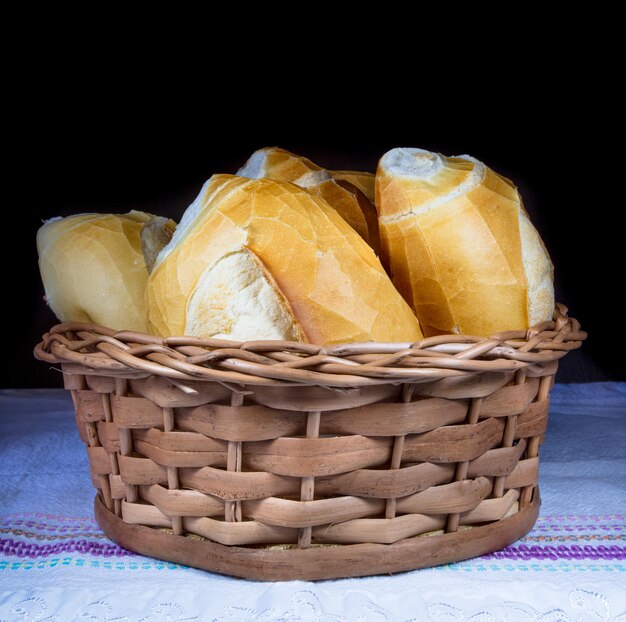 Foto close-up di un cesto di vimini con dei pane