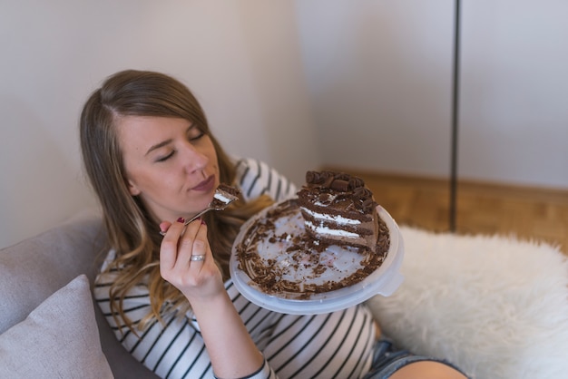 Foto primo piano della donna che mangia la torta di cioccolato