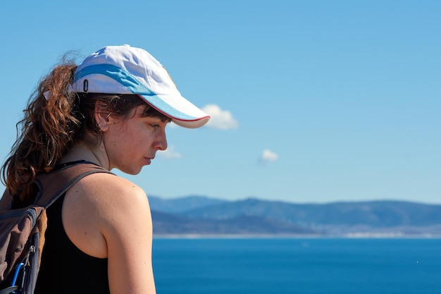 海を見ている後ろから女性のクローズアップ