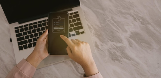 Foto primo piano delle mani della donna che digitano sulla tastiera del computer portatile