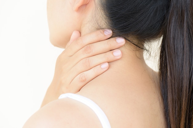 クローズアップの女性の首と肩の痛みやけが。ヘルスケアと医療のコンセプト。