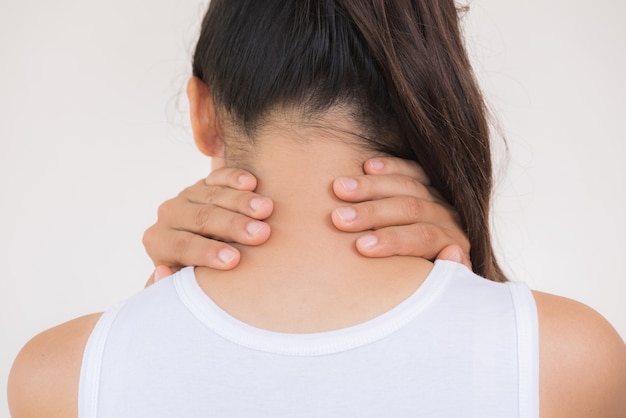 Foto dolore al collo e alla spalla della donna del primo piano e ferita.