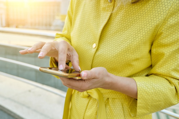 スマートフォンを持つ女性のクローズアップ