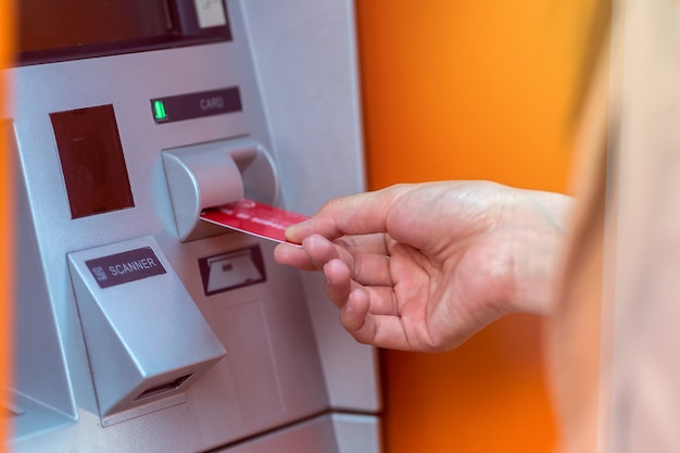 ATM, 비즈니스 자동 입출금기 개념을 통해 현금을 인출하는 근접 촬영 여자