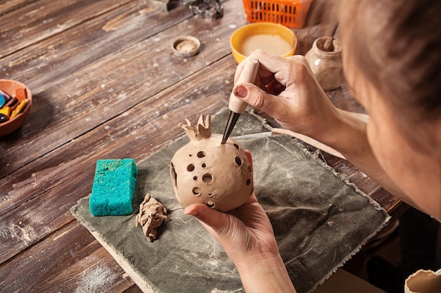 Photo closeup of women potter working