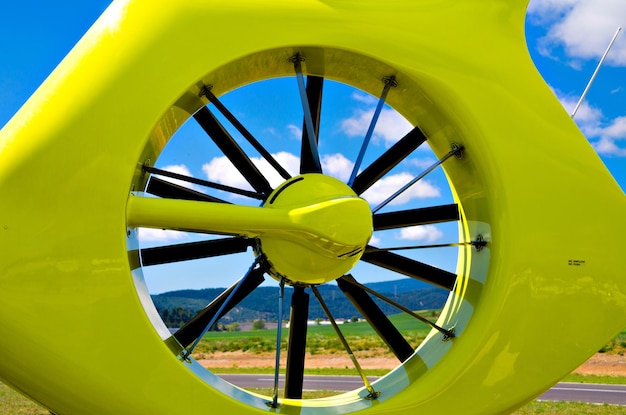 Foto primo piano di un rotore di coda di un elicottero giallo.