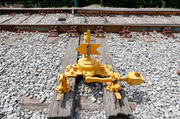 Крупным планом желтый железнодорожный рычаг
