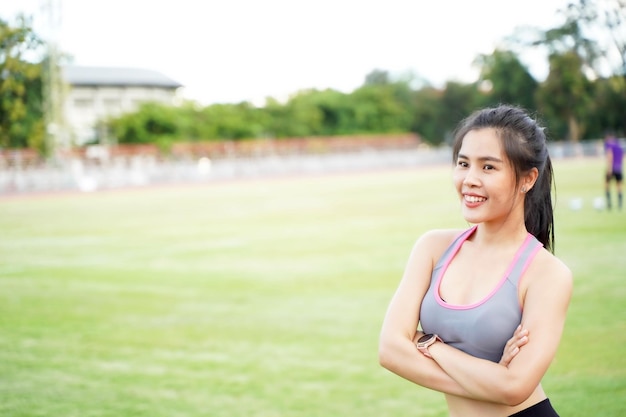 朝のサッカー スタジアムでのフィットネス トレーニングの後リラックスしたクローズ アップの若い女性