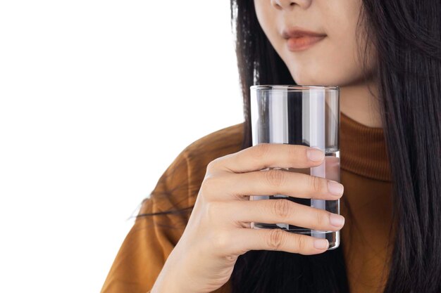 Foto closeup di giovane donna con un bicchiere d'acqua isolato su sfondo bianco con percorso di ritaglio