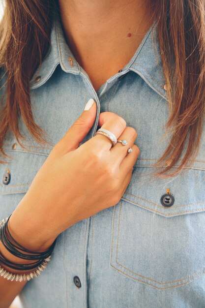 Photo closeup of young woman in shirt