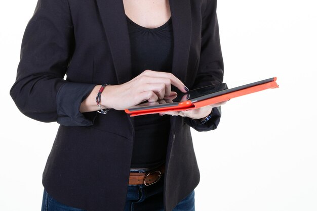 Closeup zakenvrouw met tablet pc in wit kantoor