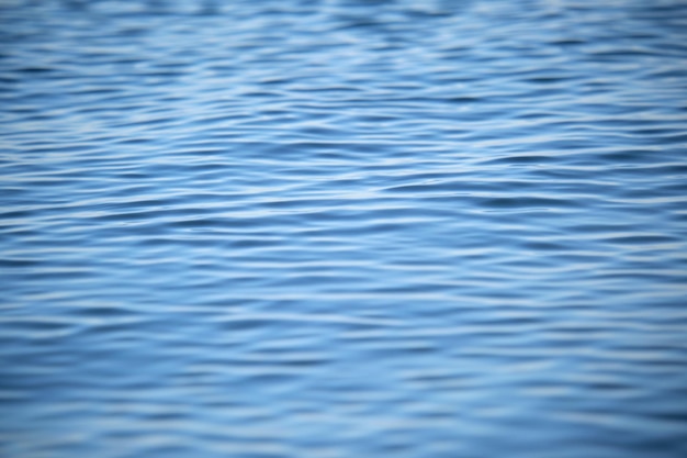 Closeup zeegezicht oppervlak van blauw zeewater met kleine rimpelgolven