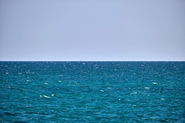 Closeup zeegezicht oppervlak van blauw zeewater met kleine rimpelgolven