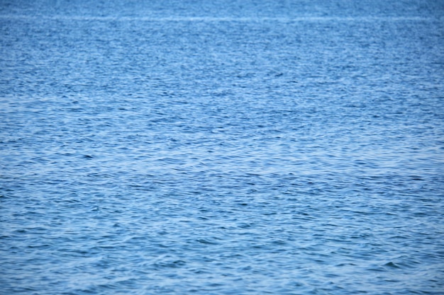 Closeup zeegezicht oppervlak van blauwe zeewater met kleine rimpel golven.