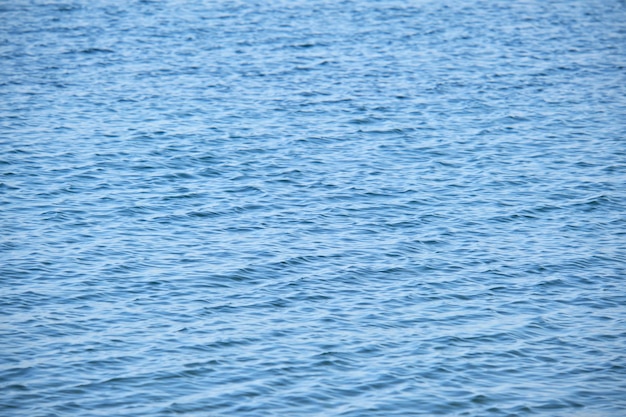 Closeup zeegezicht oppervlak van blauwe zeewater met kleine rimpel golven.