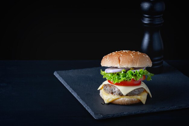 Closeup zelfgemaakte rundvlees hamburger op houten tafel