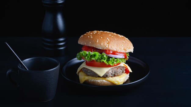 Closeup zelfgemaakte rundvlees hamburger op houten tafel