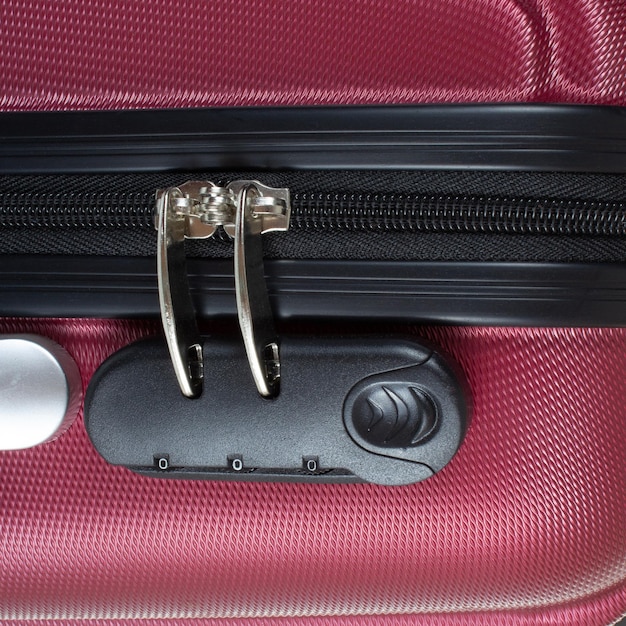 コードロック付きジッパーのクローズアップ 旅行かばんの中のものの安全性