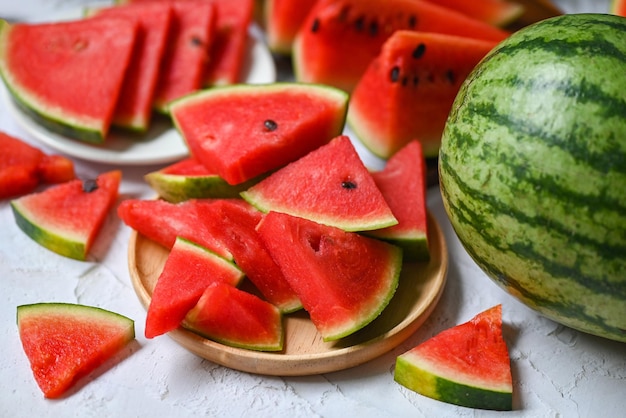 Closeup zoete watermeloen plakjes stukjes verse watermeloen tropisch zomerfruit Watermeloen segment op houten achtergrond
