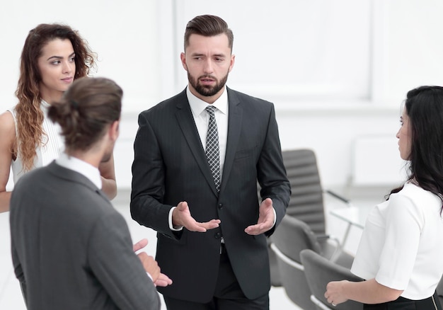 Крупным планом деловые люди спорят, стоя в офисе