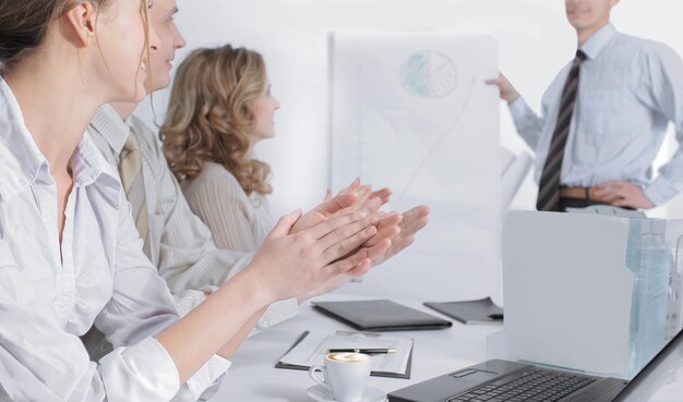 Photo closeupbusiness team applauding the speaker at a business conference