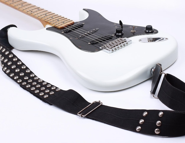 Closeup chitarra elettrica con cinturino in metallo isolato su bianco