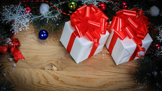 CloseupKerstcadeaus en kerstkrans op houten pagina