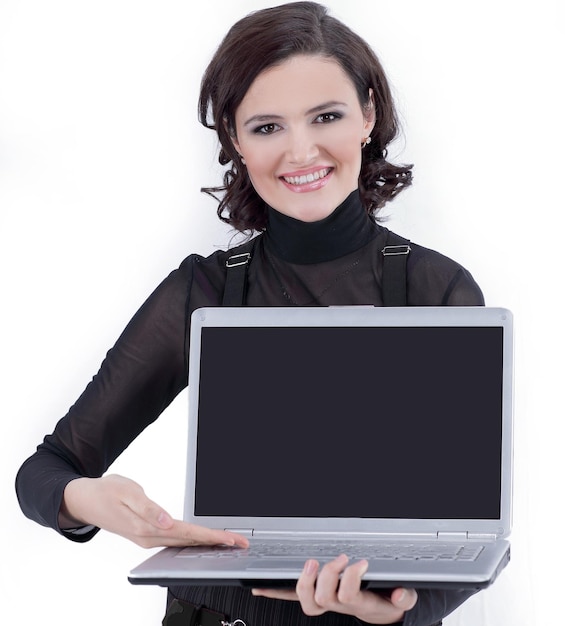 Крупным планом современная деловая женщина показывает ноутбук