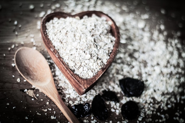 Closeupmuesli pruimen en een houten lepel op tafel