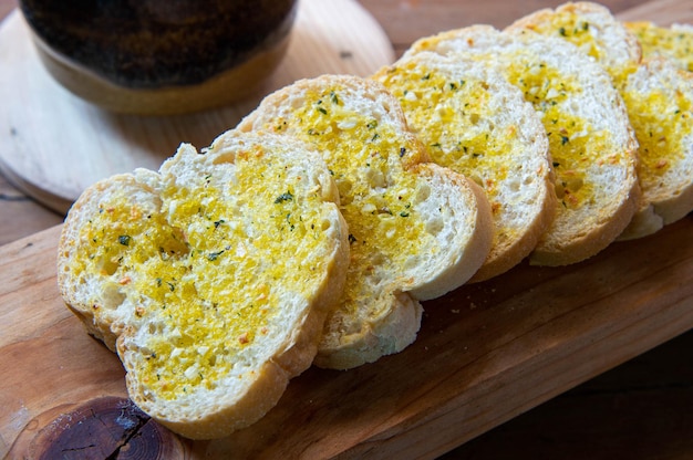 Foto primi piani di pane all'aglio sul tagliere